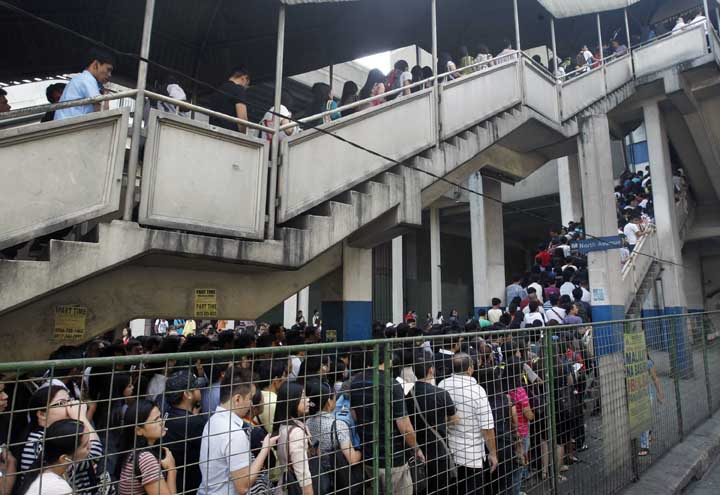 Mrt Commuters Lose Millions Of Man Hours